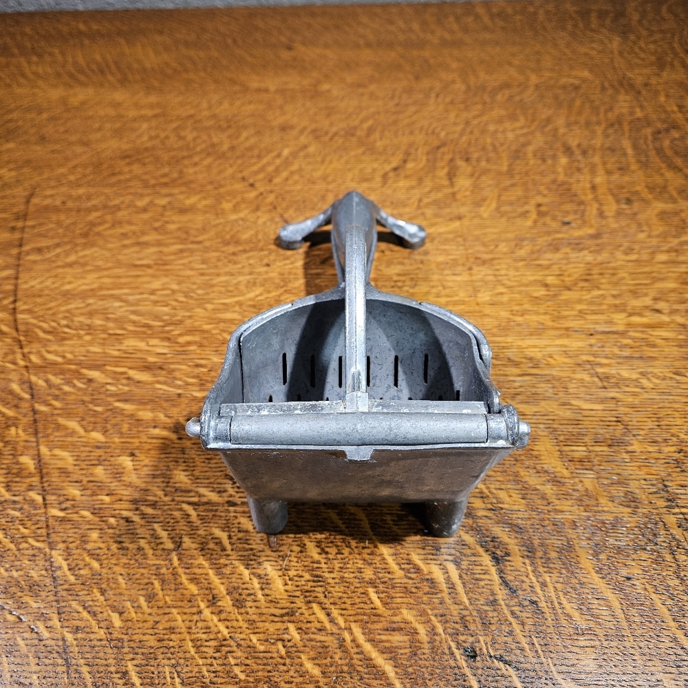 Wear-ever Handheld Vintage Juicer - Picture 5 of 15